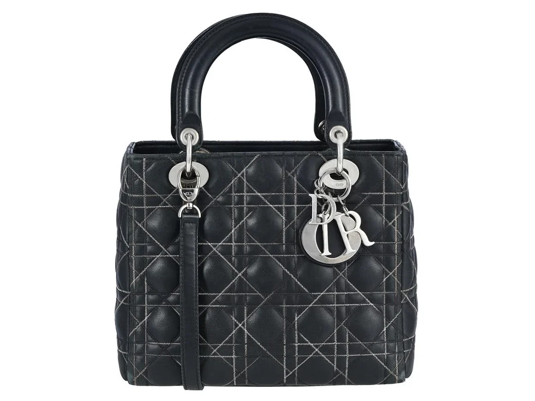 DIOR, VÄSKA, Lady Dior, Cannage Contrast Stitch, svart lammskinn, silverfärgade beslag, 24x20x11 cm, märkt 96-MA-0111, år 2011, avtagbar axelrem, slitage på hörn. Fair Condition. — Accessoarer/Väskor — Kaplans