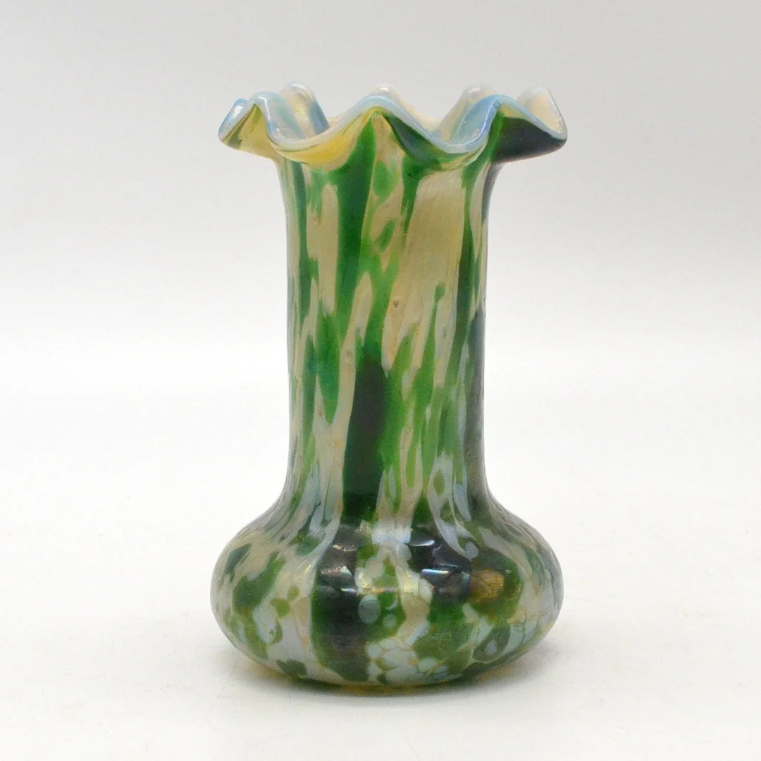 BÖHMISCHE JUGENDSTILVASE, OPALGLAS MIT ÜBERFANG, IN GRÜN-BEIGE, IRISIERENDER DEKOR, MARMORIERT, GRÜNE GLITZERPARTIKEL, DEUTSCHLAND, UM 1900. — Art glass — Kunst- und Auktionshaus Kleinhenz