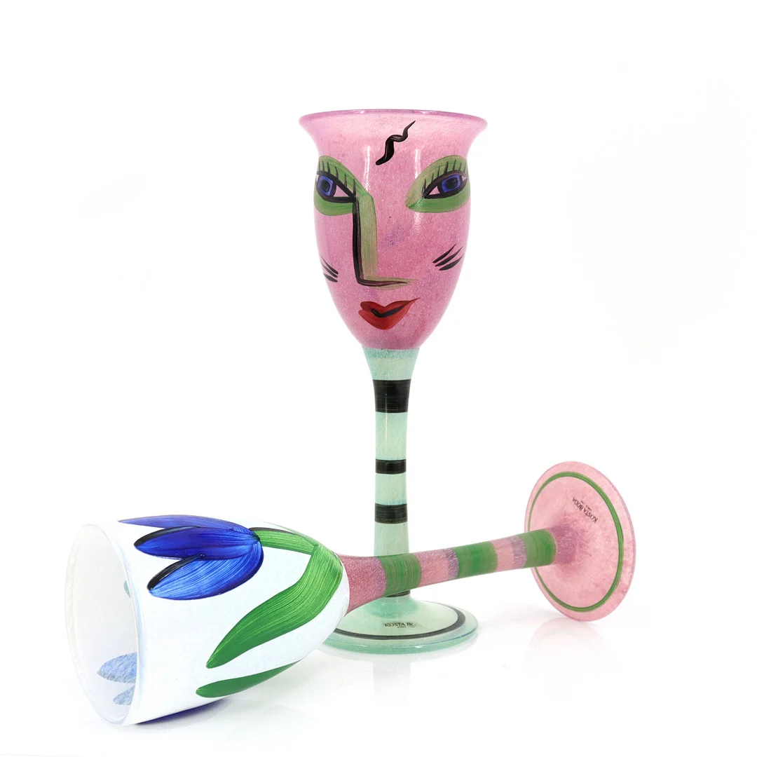 ULRICA HYDMAN-VALLIEN. Pokalglas, 2 st, "Tulipa" och "Open Minds", bemålat glas, signerade, Kosta Boda. — Art glass — Höganäs Auktionsverk