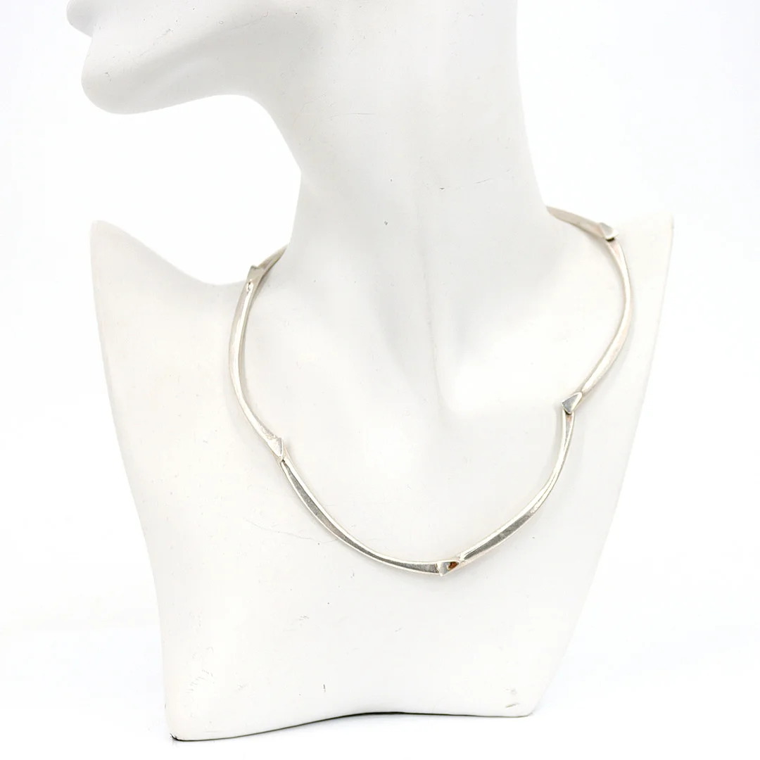 BJÖRN WECKSTRÖM. Halsband, Labyrintserien, sterlingsilver, Lapponia, Finland, 1985. — Jewellery Suites — Höganäs Auktionsverk
