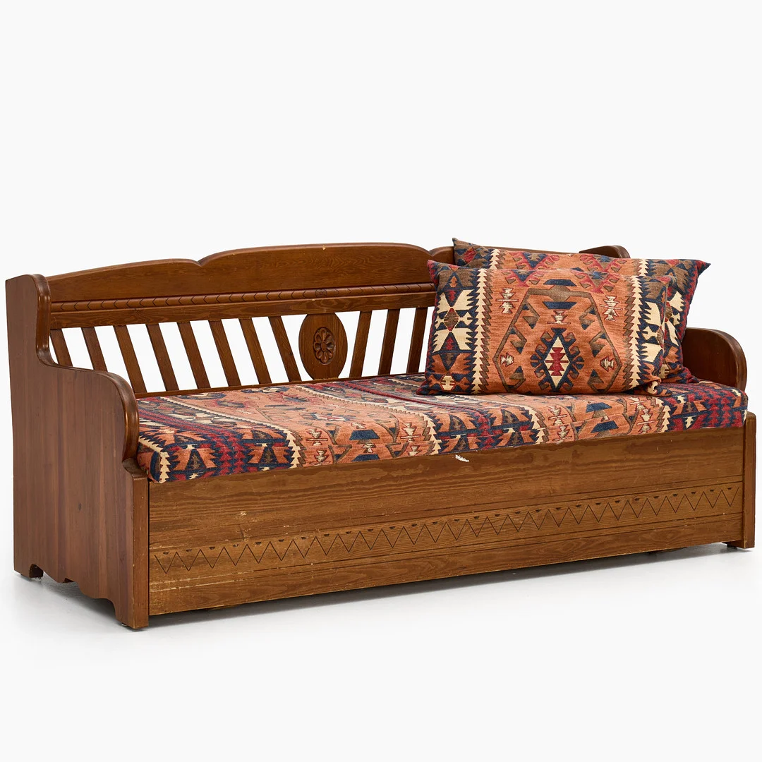 SOFFA, sportstugemöbel, furu, skuren dekor, 1920/30-tal. Lös sittdyna samt kuddar med kelimmönstrad textilklädsel. — Sofas & Seatings — Crafoord Auktioner Stockholm