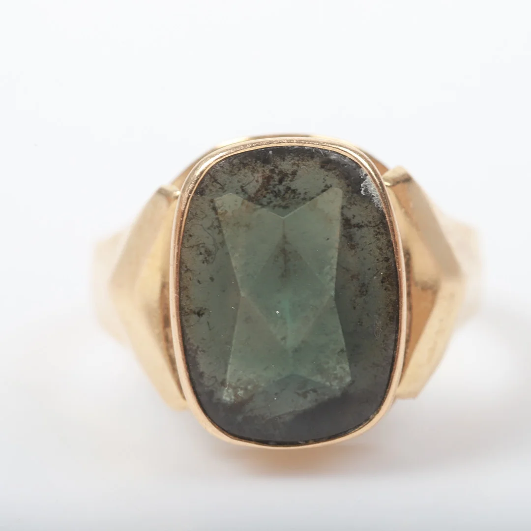 KLACKRING, 18 K guld med planslipad sten. — Rings — Helsingborgs Auktionskammare