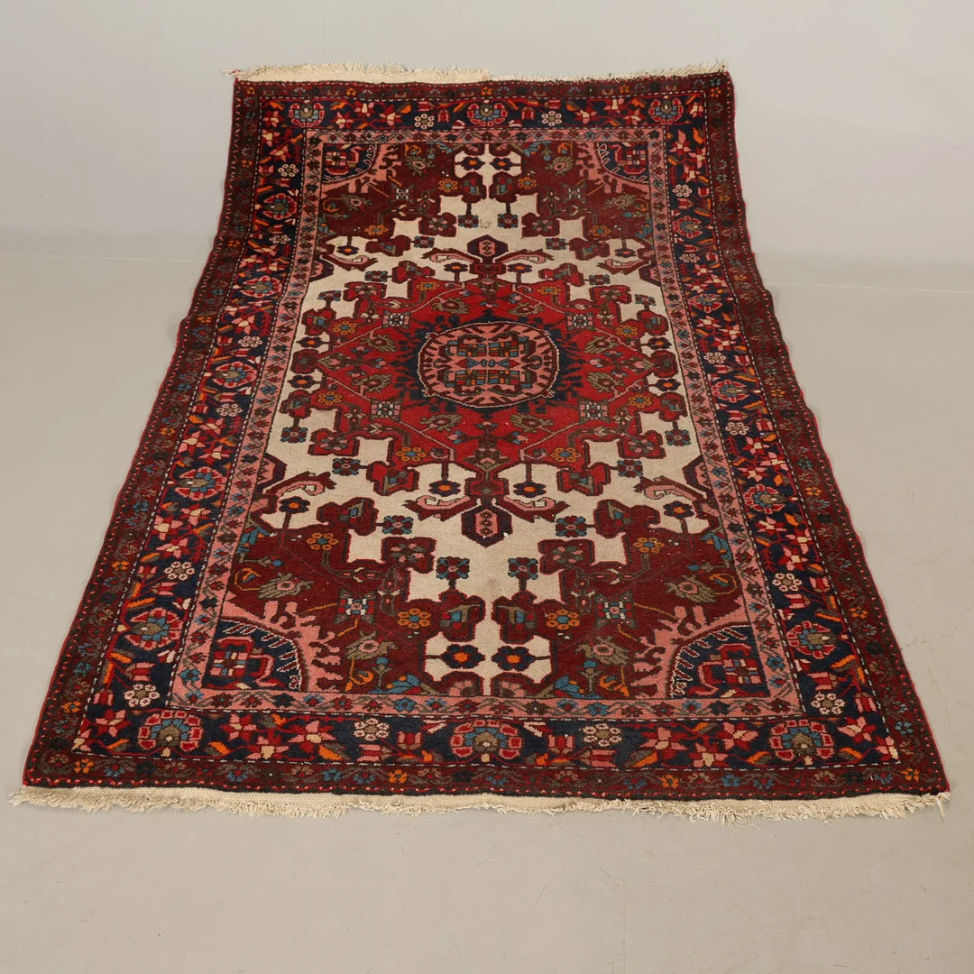 MATTA handknuten Persien 196x128 cm. — Oriental Carpets & Textiles — Höörs Auktionshall