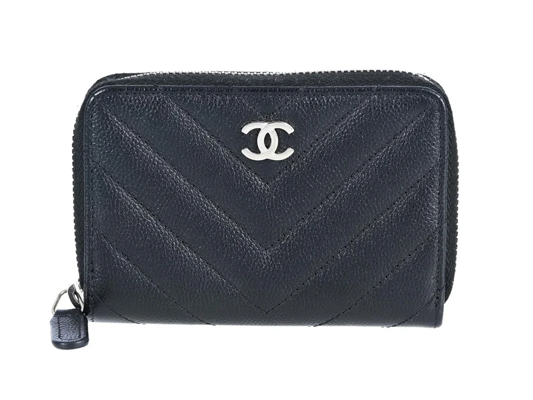 CHANEL, PLÅNBOK, Matelasse Wallet, svart Chevron kaviarläder, silverfärgade beslag, 10,5x7,5x1,5 cm, kort, hologrammärkt 25220510, år 2018, care booklet, cert, dustbag, originalkartong. Very Good Condition. — Accessoarer/Plånböcker — Kaplans