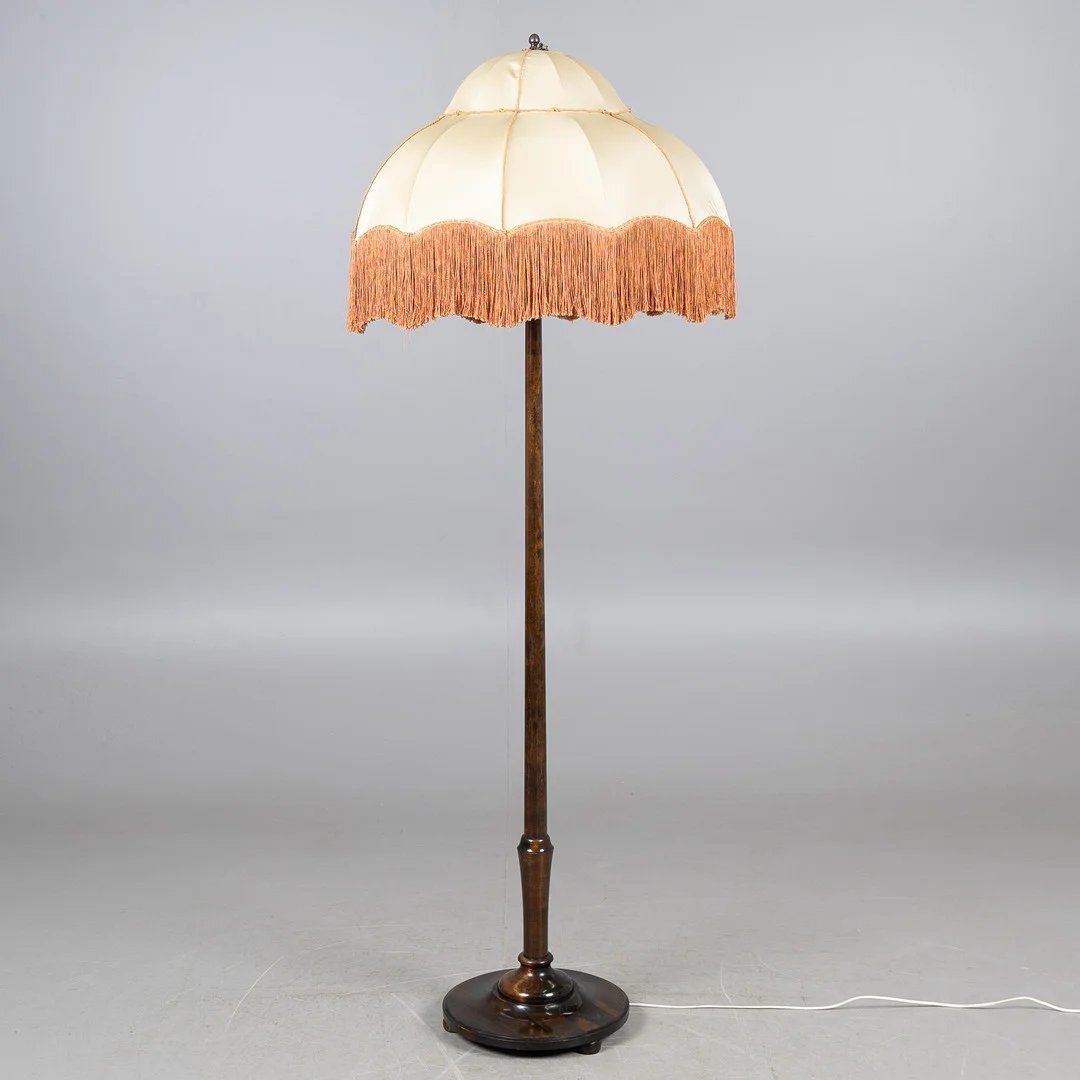 GOLVLAMPA, björk, 1920/30-tal. — Floor lights — Stockholms Auktionsverk Helsingborg