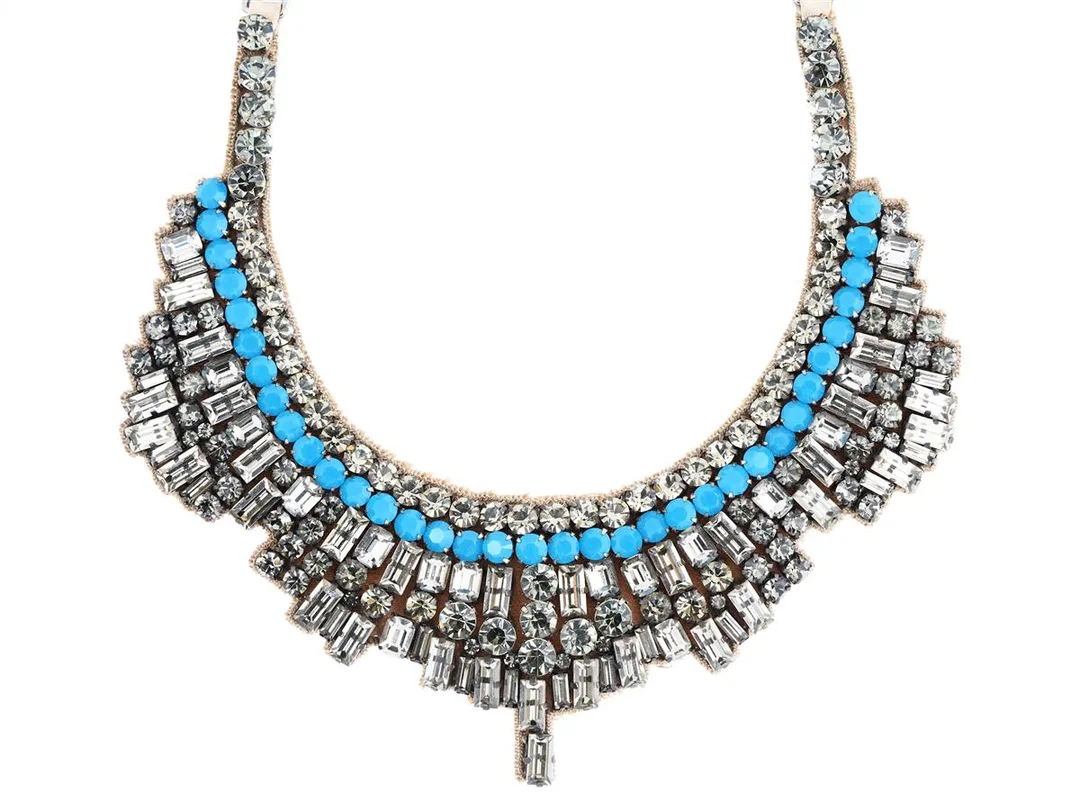 VALENTINO, COLLIER, Crystal Collar Statement Necklace, blå, mörka stenar, beige siden, mörka silverfärgade beslag, längd ca 40 cm, vikt 75,3 g, tag, originalask. Good Condition. — Smycken/Collier — Kaplans