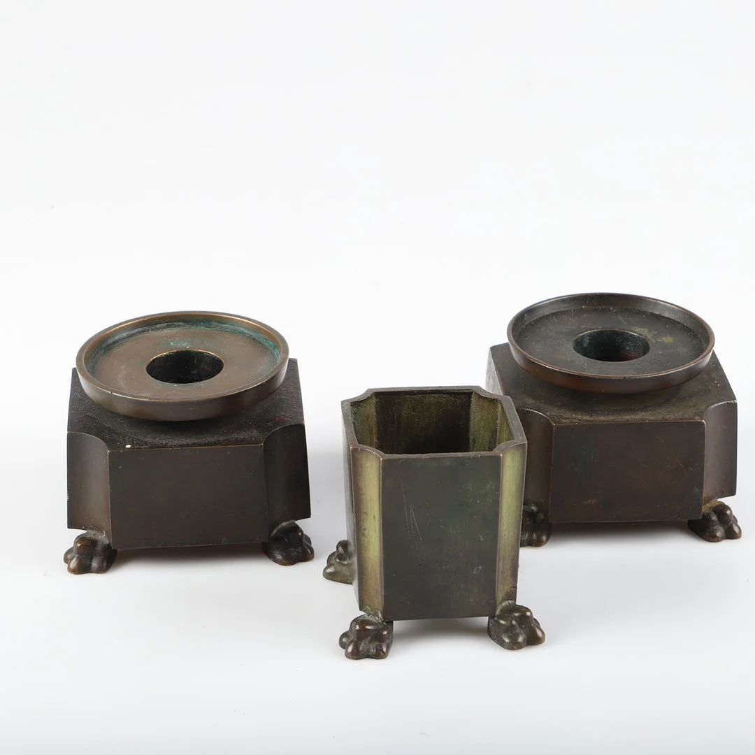 JACOB ÄNGMAN. Ljusstakar samt pennställ, 3 delar, brons GAB, Swedish grace, 1920/30-tal. — Pewter, Brass & Copper — Helsingborgs Auktionskammare
