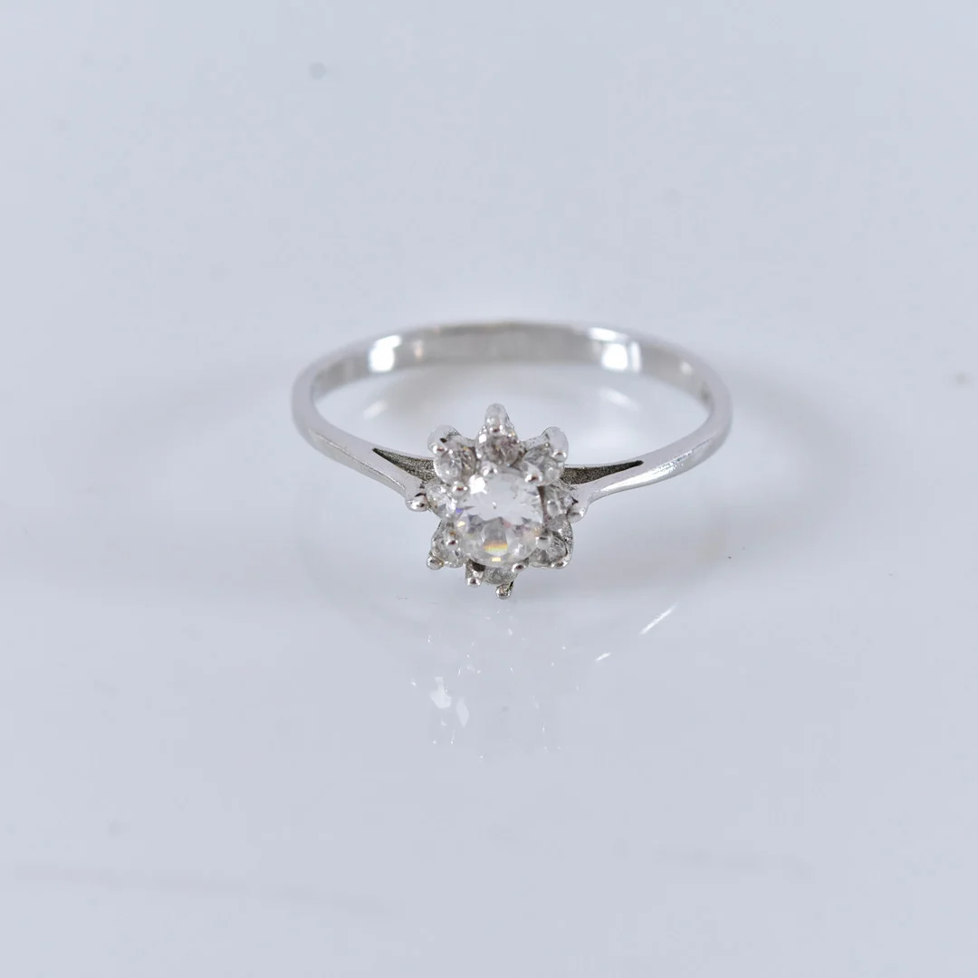 CARMOSÉRING, med vita stenar, sterlingsilver. — Rings — Halmstads Auktionskammare
