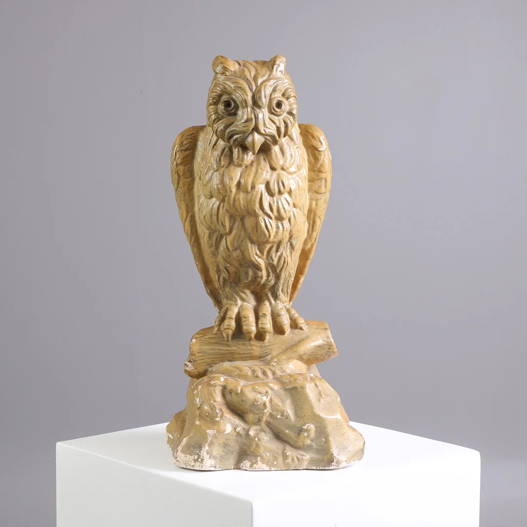 ODENSE FIGURFABRIK. Skulptur af bemalet gips i form af ugle. — Sculptures & Bronzes — Bidstrup Auktioner