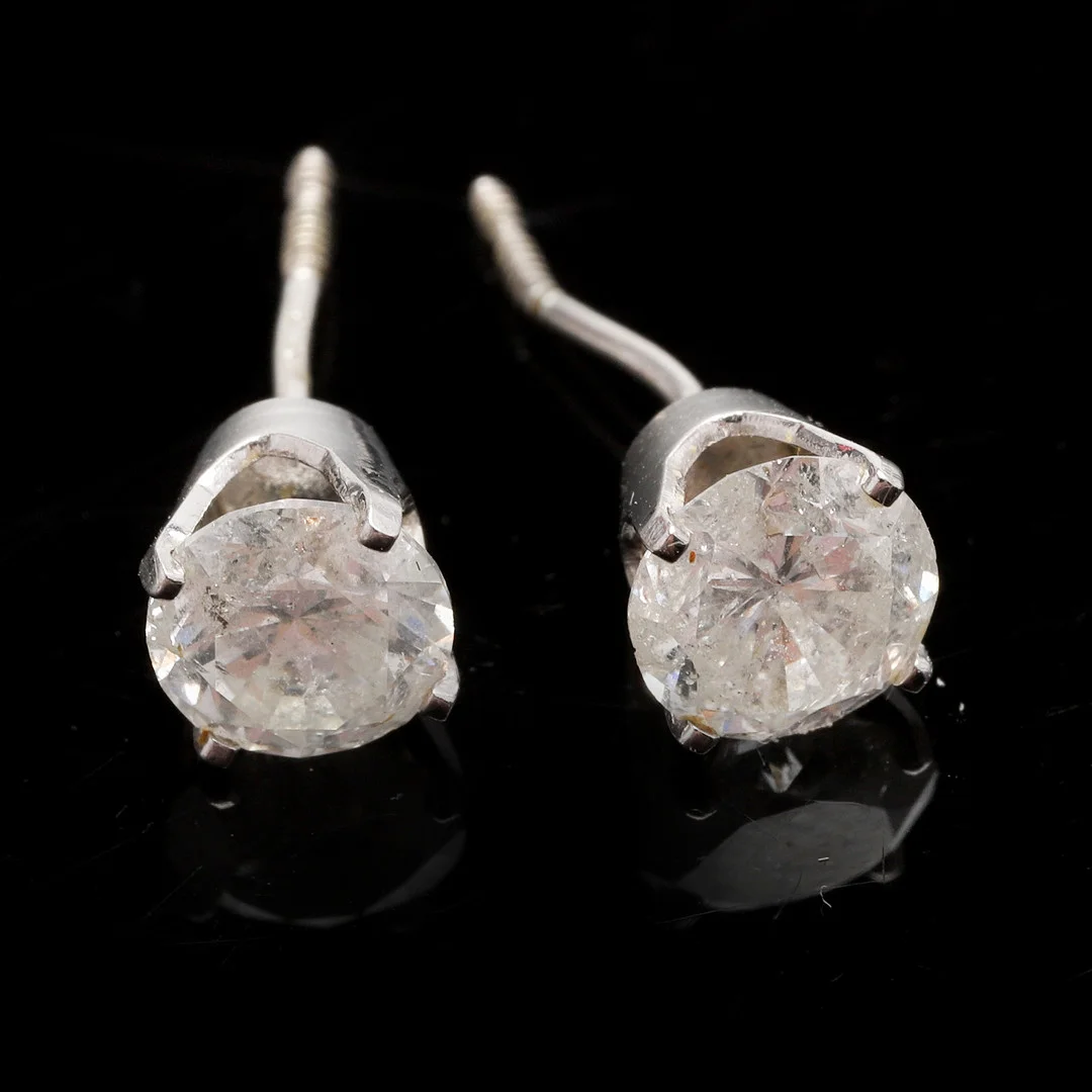 ÖRHÄNGEN, 1 par. 14 K guld.med briljanter. Ca tot ca 1 ct. Tot vikt 0,75 gram. — Earrings — Crafoord Auktioner Malmö