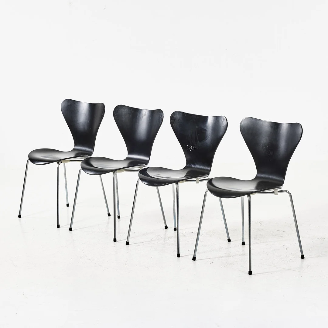 ARNE JACOBSEN. "Sjuan", stolar, 4 st, Fritz Hansen, Danmark, formgivningsår 1955, dynor Bent Hansen. — Armchairs & Chairs — Stockholms Auktionsverk Magasin 5