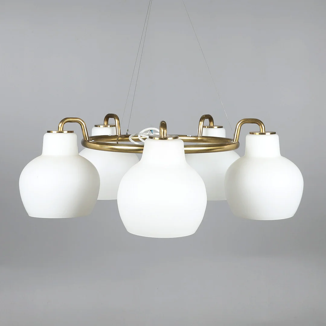 VILHELM LAURITZEN. Louis Poulsen. Femarmet "Christiansborg" ringkrone af messing og hvidt opalglas. — Chandeliers — Bidstrup Auktioner