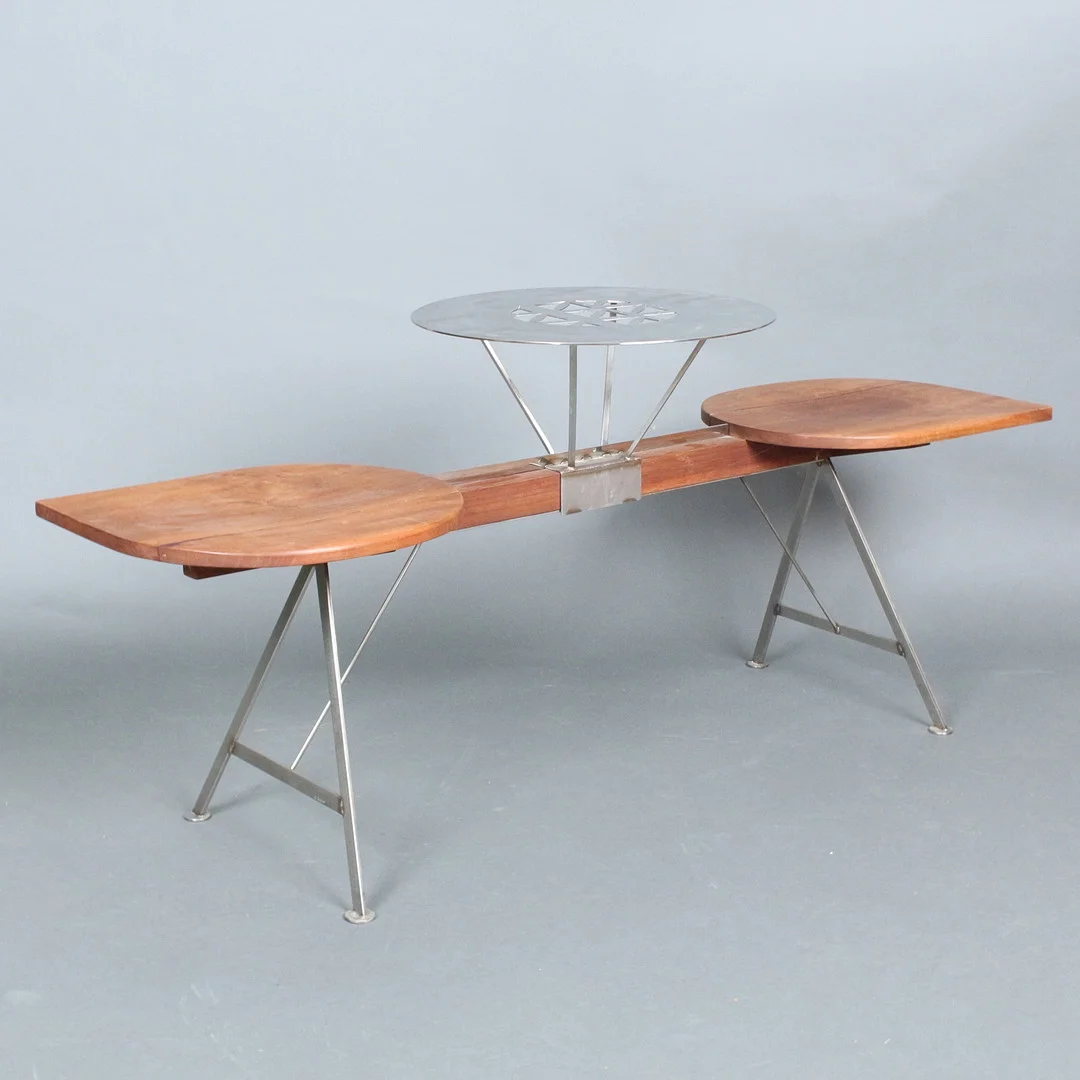 JANAK TALIM. Mid-Century Tandembank mit zentralem Tisch, signiert, Unikat. — Tables — Stockholms Auktionsverk Düsseldorf/Neuss