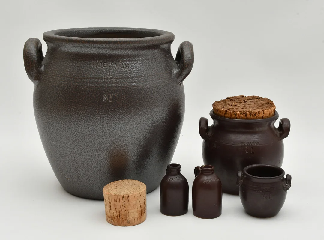 Höganäs. Krukor & Minikaraff. 5st. — Ceramics & Porcelain — Connoisseur Bokauktioner