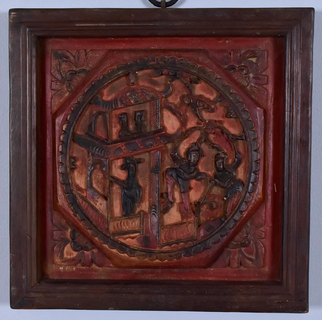 RELIEF, skuret och bemålat trä. — Wood — Halmstads Auktionskammare