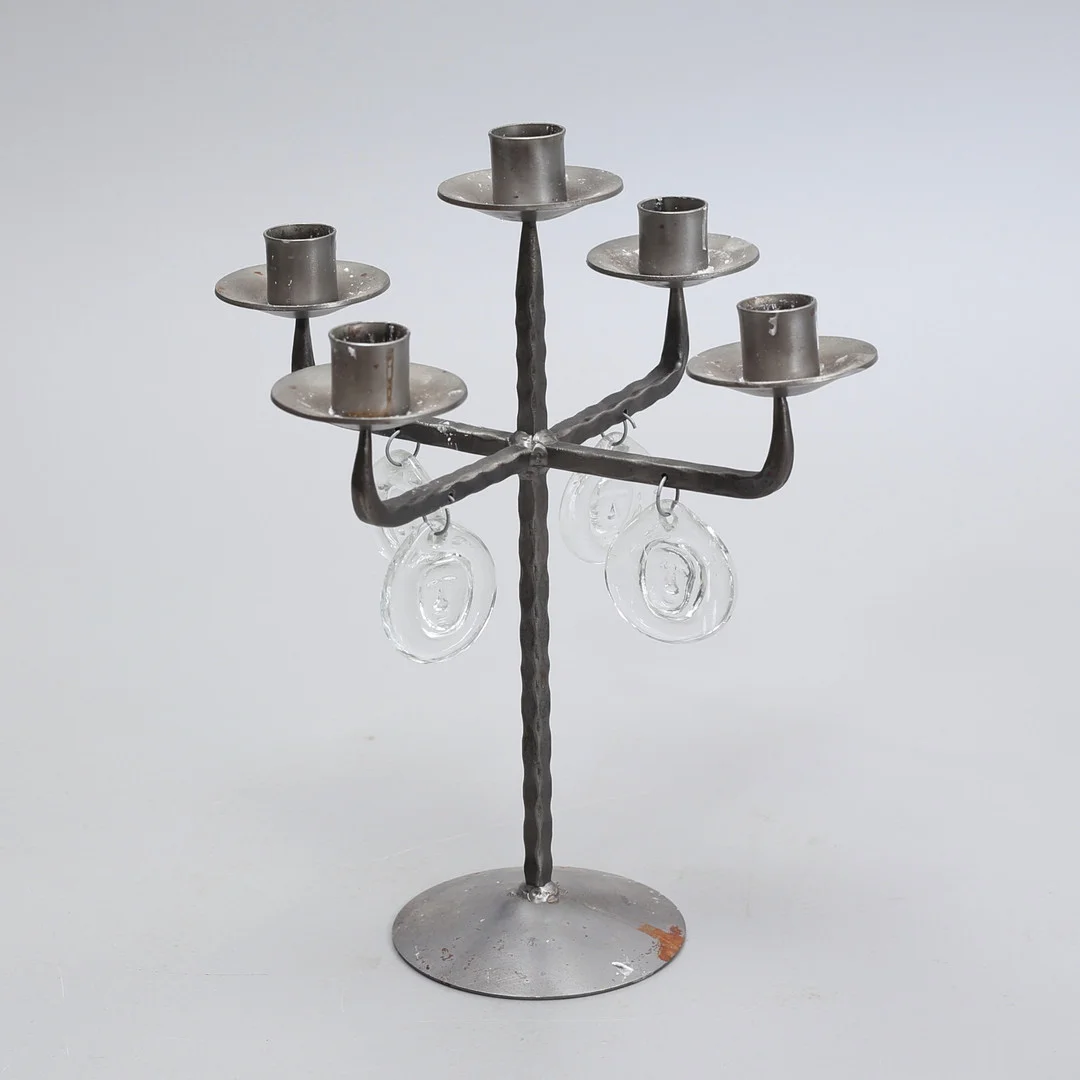 ERIK HÖGLUND. Kandelaber, metall med glasprismor, Nybro handsmide. — Candlesticks — Auktionshuset Thelin & Johansson