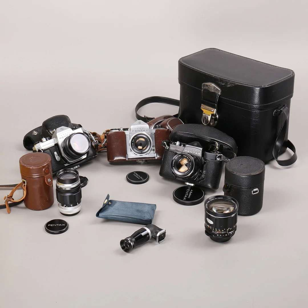KAMERAUTRUSTNING, Pentax, analog, 1900-talets andra hälft. — Cameras & accessories — Växjö Auktionskammare