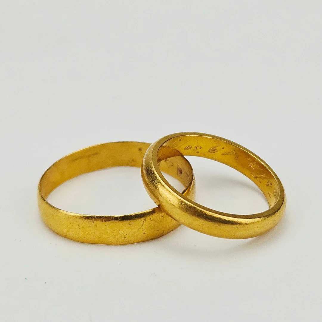 RINGAR, 2 st, guld, 23K, vikt ca. 9,2 gram. — Rings — Auktionshuset Thörner & Ek