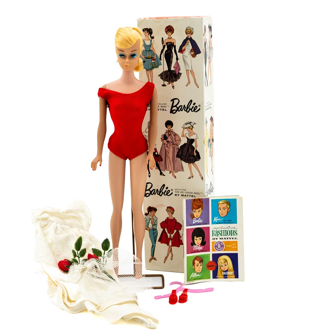 BARBIE, Mattel, 1960-talets början, med kläder och modehäfte. — Dolls & Teddybears — Norrlands Auktionsverk