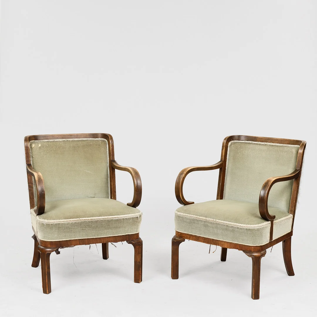 Et par lænestole i nordisk Art Deco stil, mørkbejdset bøgetræ og grønt stofbetræk, udført af dansk eller svensk møbelsnedker, Swedish Grace, 1920/30'erne, (2). — Armchairs & Chairs — Palsgaard Kunstauktioner