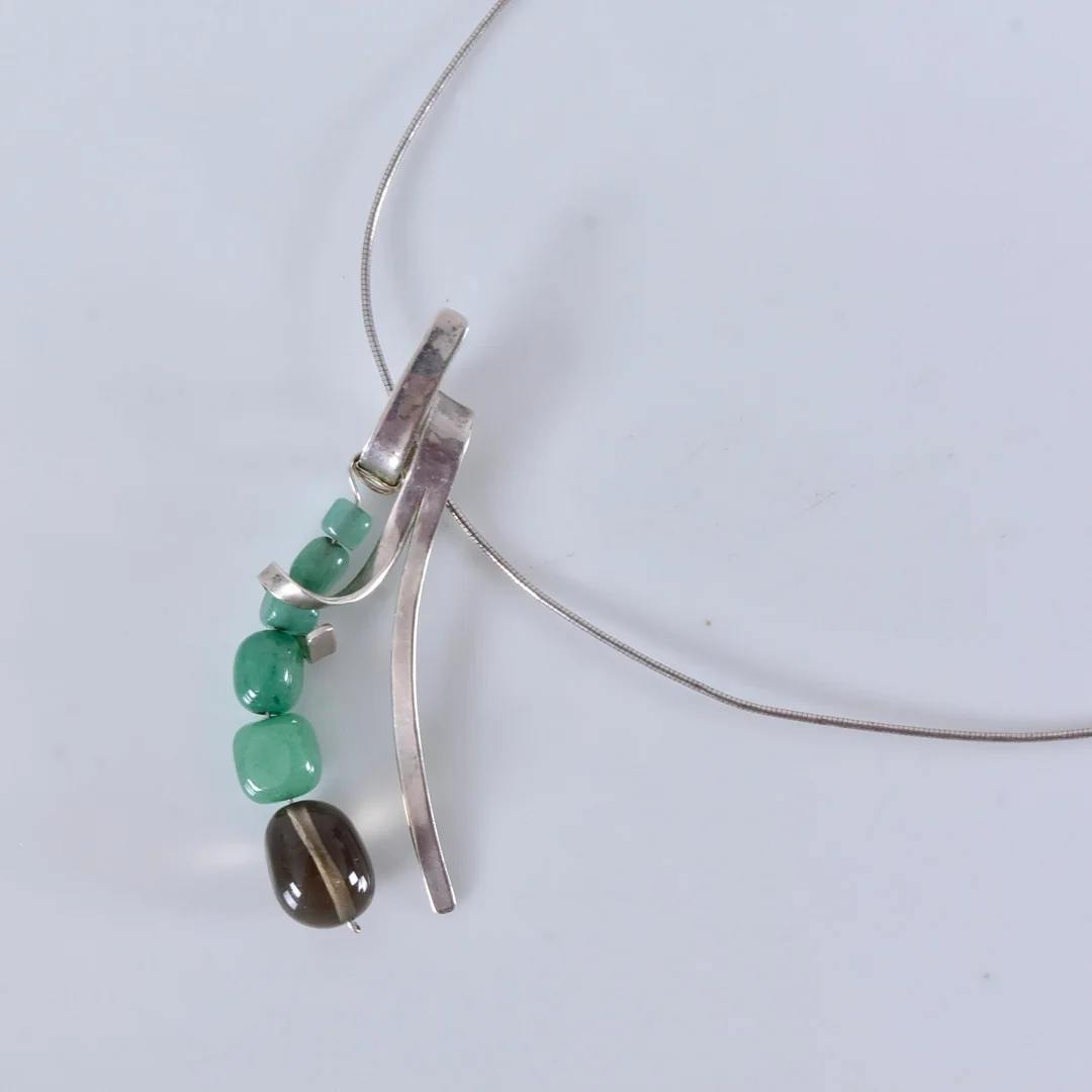 HÄNGSMYCKE, med stenar samt kedja, sterlingsilver. — Brooches & Pendants — Halmstads Auktionskammare