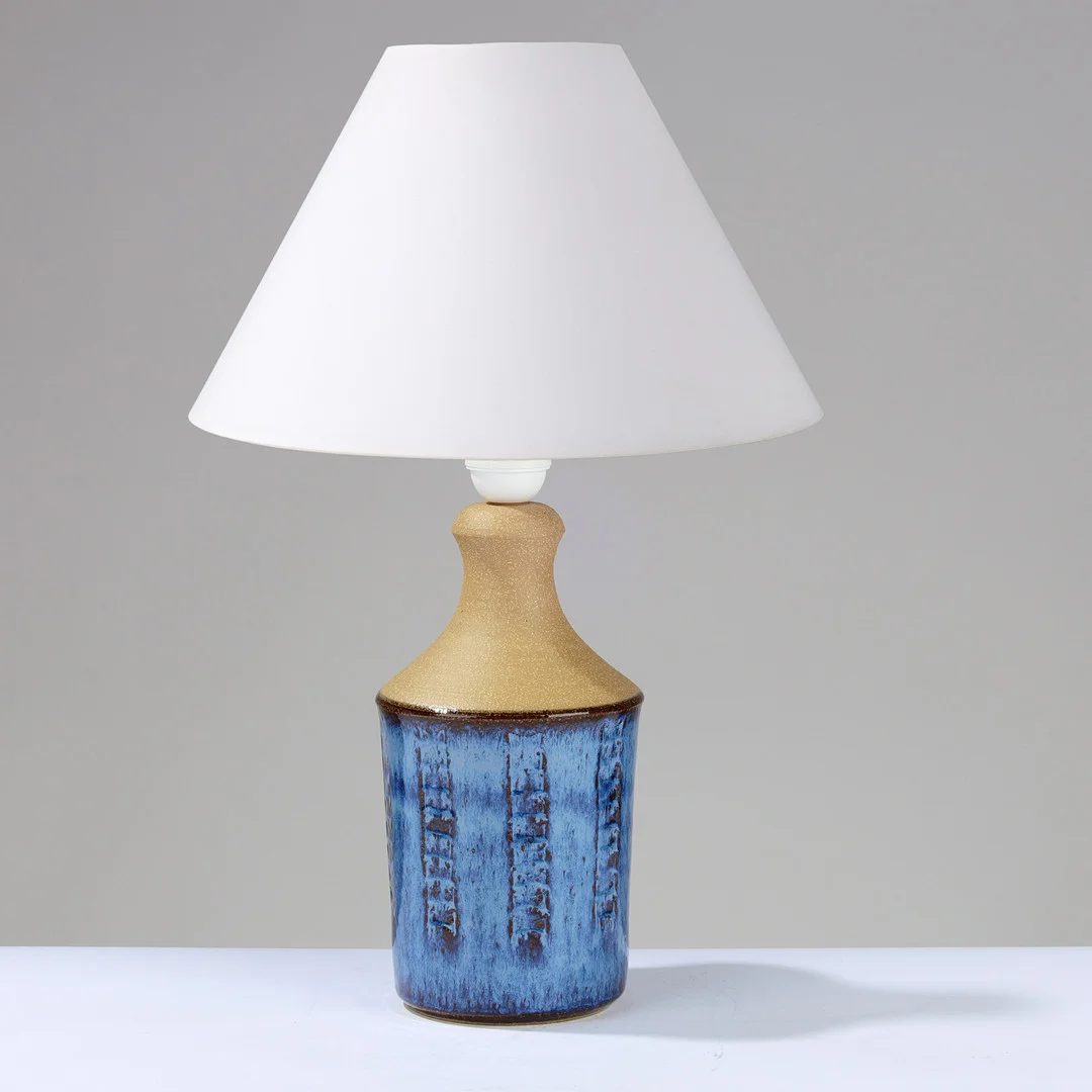 MARIA PHILIPPI (1927-2004). Håndlavet bordlampe af delvist blåglaseret stentøj dekoreret med lodrette relieffer, modelnr. 3045, Søholm, Bornholm, Danmark, 1950/60'erne. — Table Lamps — Palsgaard Kunstauktioner