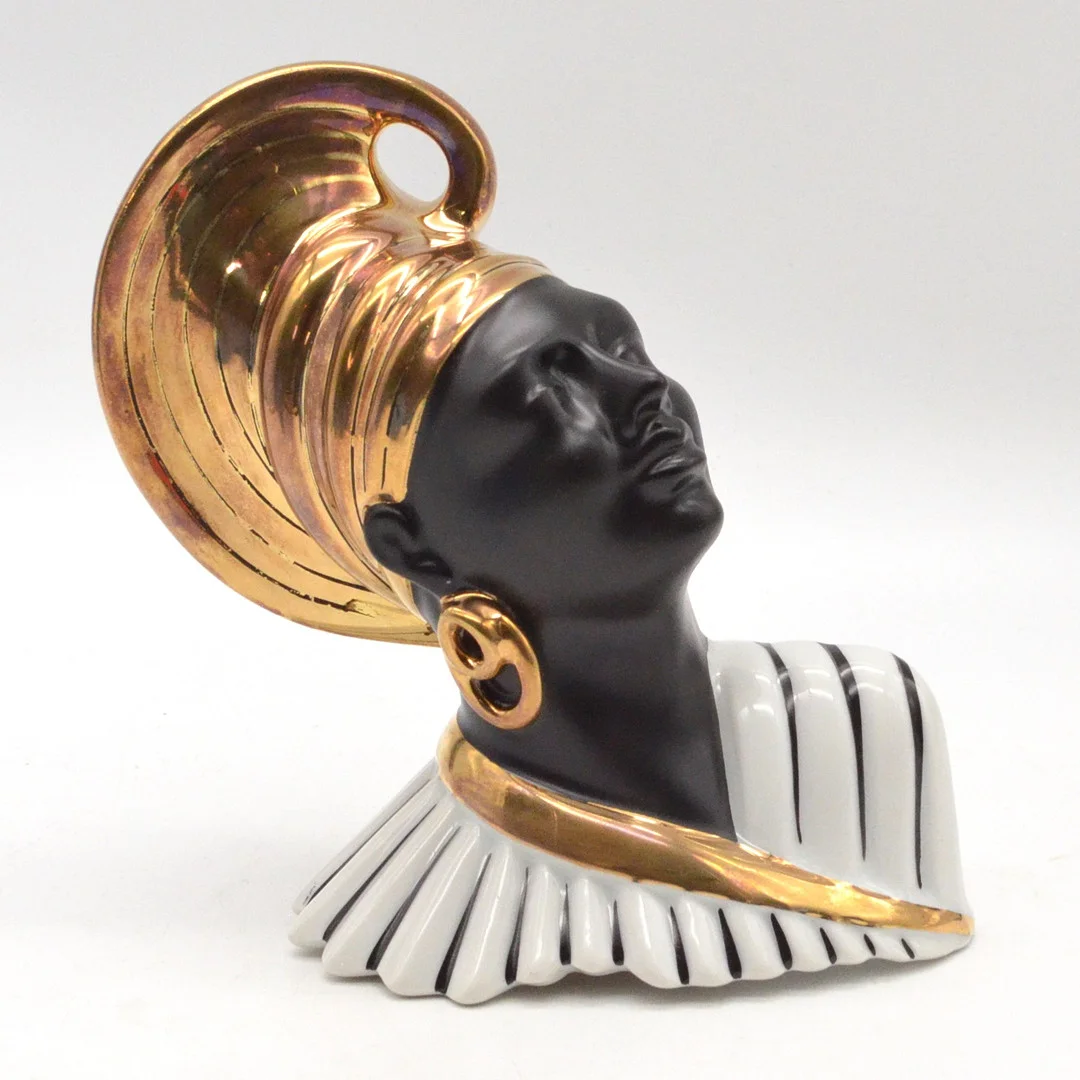 SKULPTURALE LAMPENFASSUNG AUS PORZELLAN, AFRIKANSICHE FRAU, GOLDSTAFFAGE, 20. JAHRHUNDERT. — European — Kunst- und Auktionshaus Kleinhenz