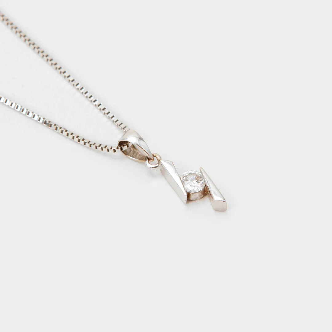 HÄNGE med KEDJA, 18k vitguld briljantslipad diamant 0,16ct, vikt ca 4,8 gram. — Brooches & Pendants — Göteborgs Auktionsverk
