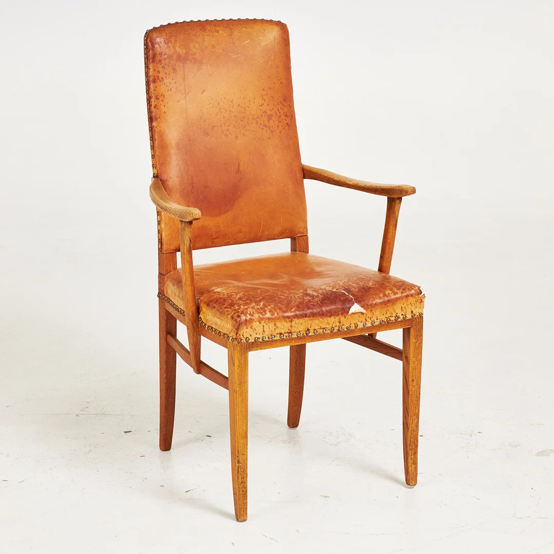 CARL MALMSTEN. Karmstol, "Gustavus", fast stoppad sits- och rygg i läder, brickmärkt. — Armchairs & Chairs — Stockholms Auktionsverk Sickla