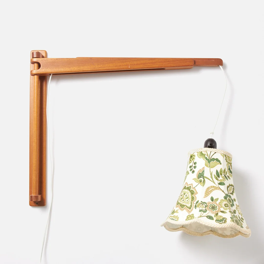 VÄGGLAMPA, stomme i teak, ställbar, skärm i textil, 1960-tal. — Wall Lights — Stockholms Auktionsverk Sickla