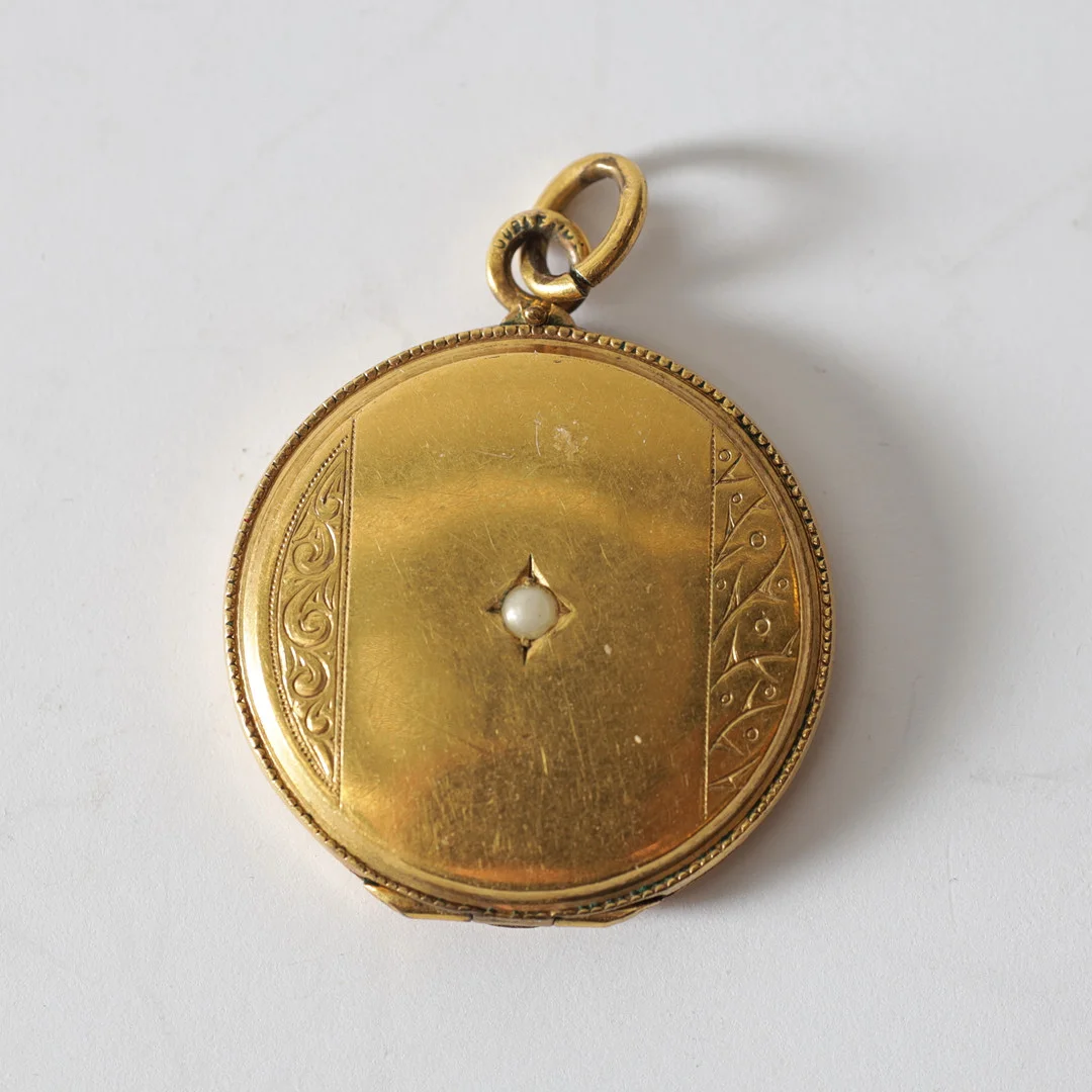 FOTOGÖMMA, gulddoublé, 1900-talets början. — Brooches & Pendants — Gomér & Andersson Nyköping