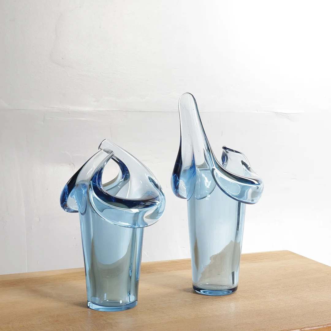 ALLAN SCHARFF (F. 1945). To kander / vaser af blåt glas, fugle formet krave. Udført hos Holmegaard Glasværk, Danmark (2). — Art glass — Woxholt Auktionshus