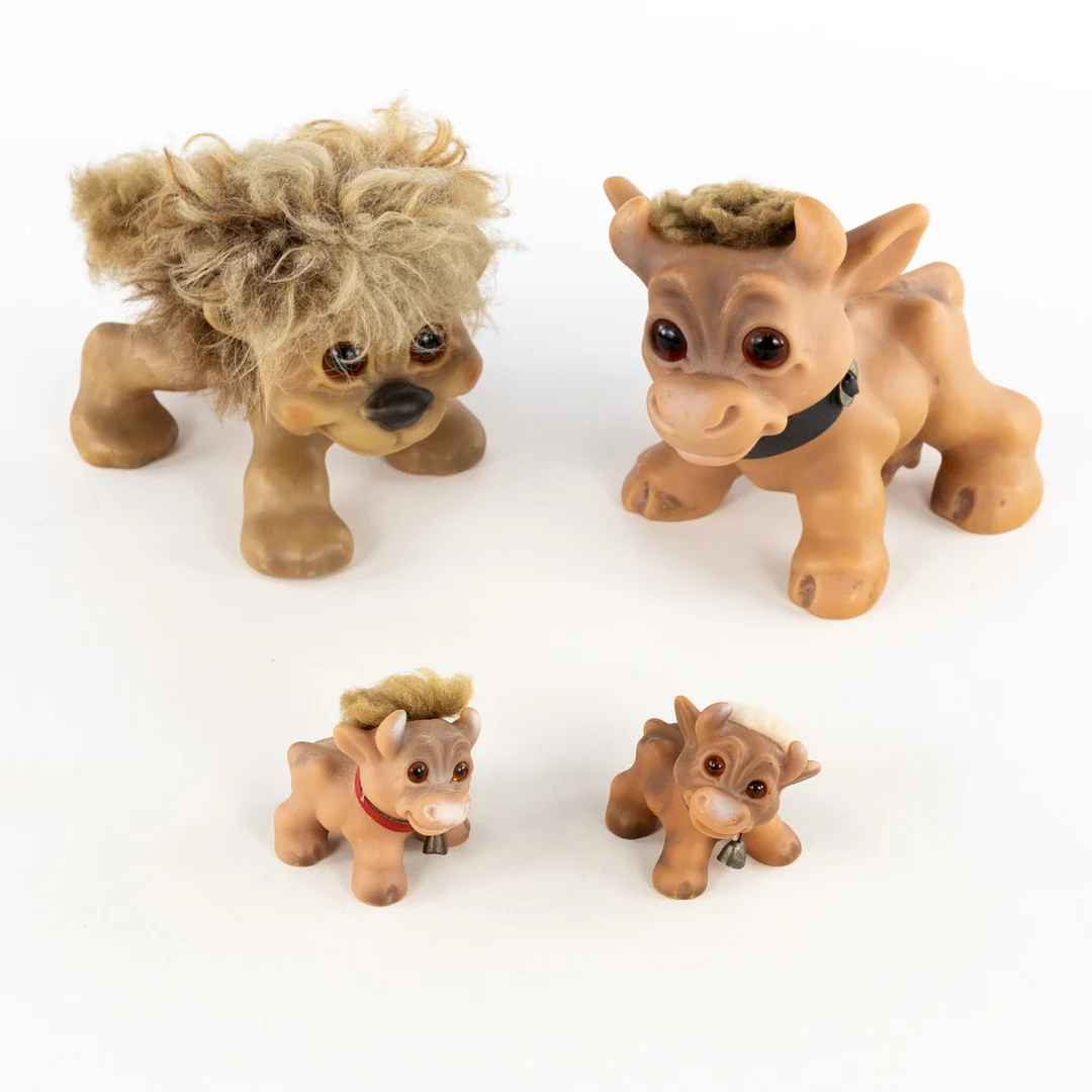 THOMAS DAM, lejon och kor, 4 st, Danmark. — Dolls & Teddybears — Karljohan Auktioner