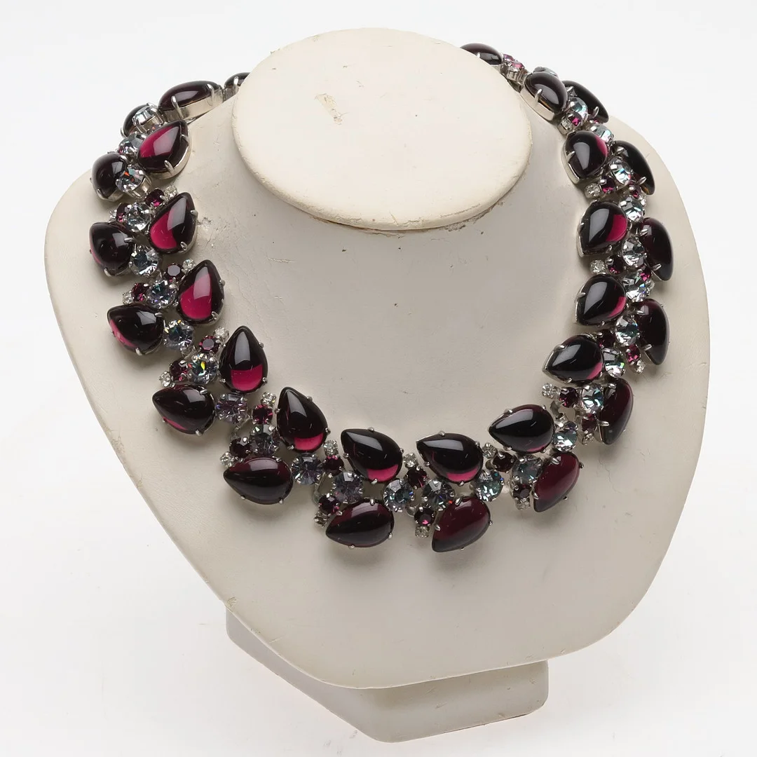 MODE HALSBAND, konstglas, strass, metall. — Necklace — Örebro Stadsauktioner