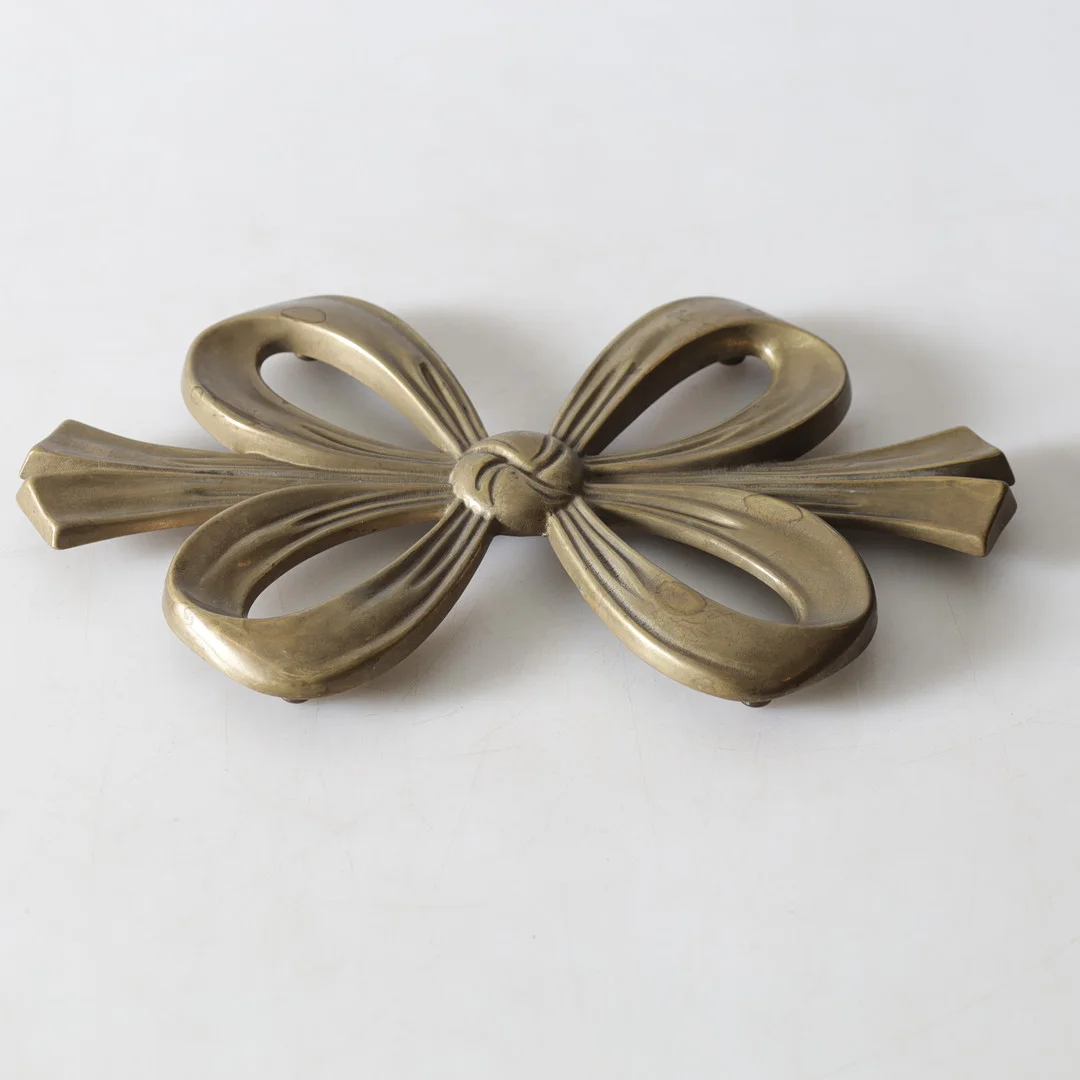 GRYTUNDERLÄGG, mässing, Firma Svenskt Tenn. — Pewter, Brass & Copper — Gomér & Andersson Nyköping