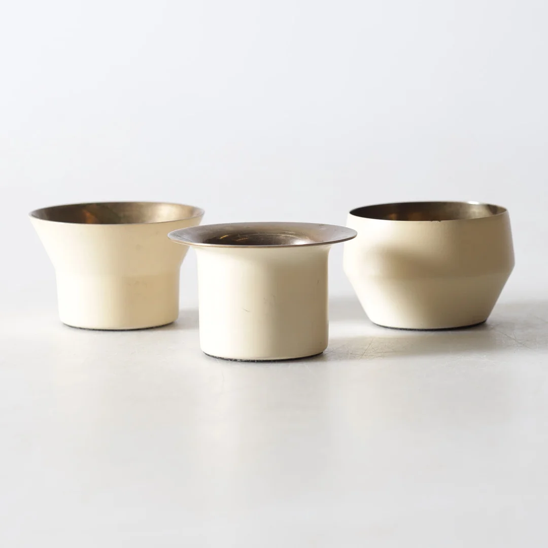 RUNE CLAESSON KOIVISTO. Ljuslyktor, 3 st. Mässing, "Kin", Skultuna. — Candlesticks — Gomér & Andersson Nyköping