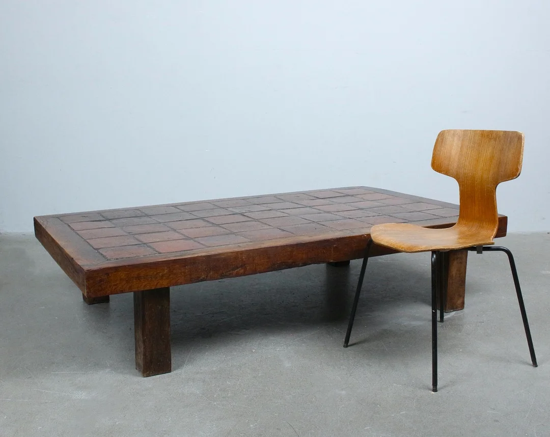 Brutalistischer Couchtisch, Eiche, Keramik, 1950er, Belgien. — Tables — Stockholms Auktionsverk Düsseldorf/Neuss