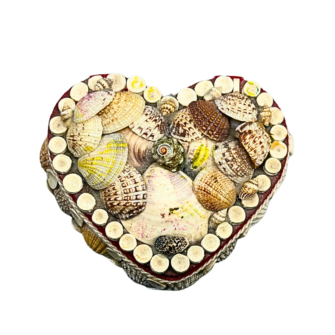 HERZFÖRMIGE SCHMUCKSCHATULLE MIT MUSCHELVERZIERUNG. — Bowls & Boxes — Auktionshaus Stuber's Hammerschlag
