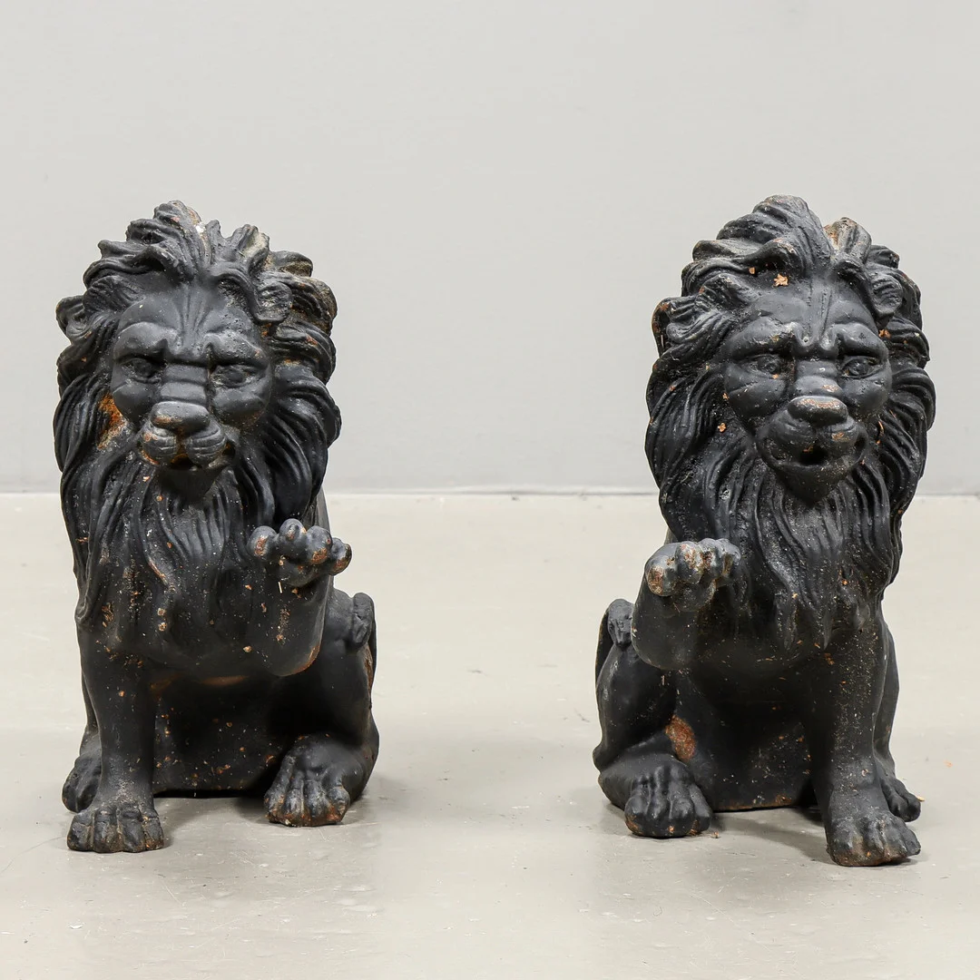 TRÄDGÅRDSSKULPTURER Lejon 2 stycken, gjutjärn, 19/2000-tal. — Garden Sculptures & Urns — Karlstad Hammarö Auktionsverk