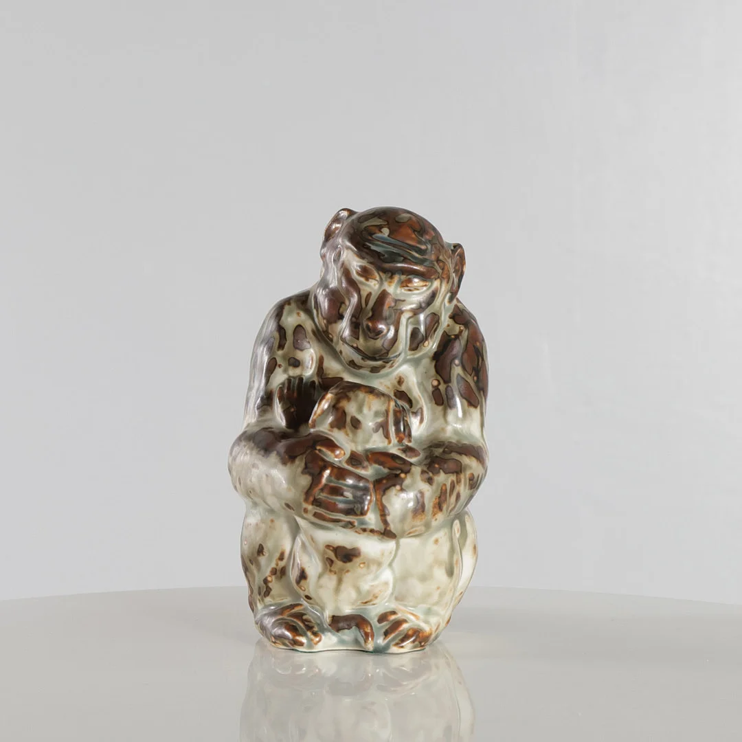 KNUD KYHN. Figur af stentøj, sungglasur, "Abe med unge" for Royal Copenhagen. — Ceramics & Porcelain — Woxholt Auktionshus