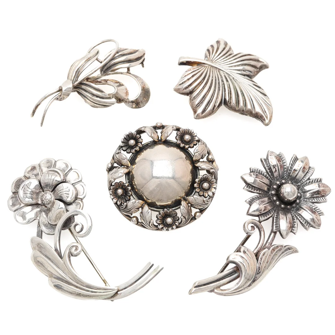 BROSCHER, 5 st, silver, blomstermotiv, 1900-tal. — Brooches & Pendants — Auktionsmagasinet Vänersborg