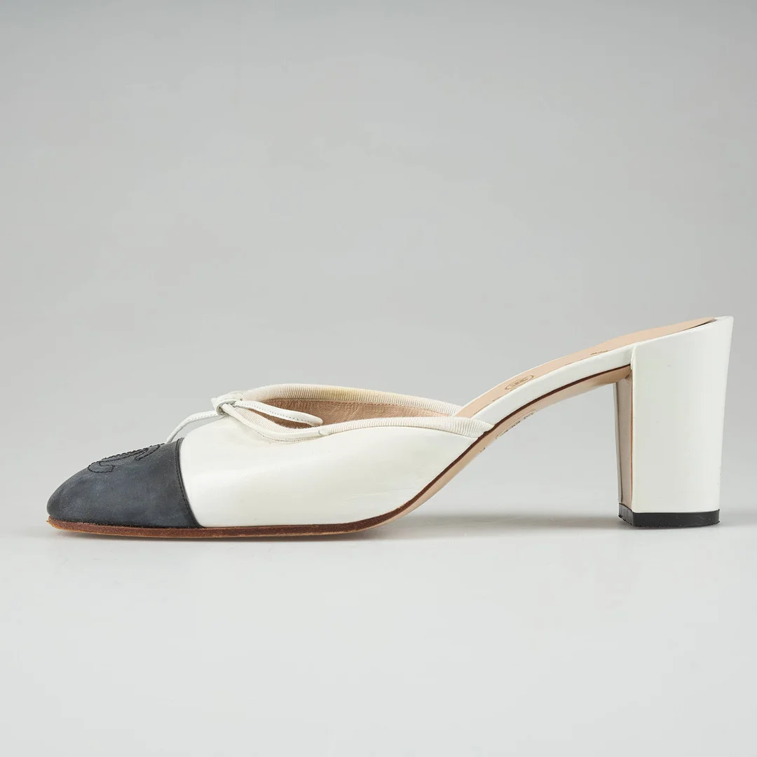 CHANEL, mules, läder. — Vintage & Designer Fashion — Stockholms Auktionsverk Helsinki
