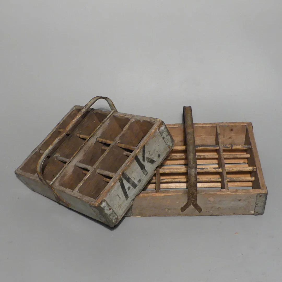 DRICKABACKAR, trä, 2 st, A Karlssons Bryggeri, Lysekil. — Miscellaneous — Lysekils Auktionsbyrå