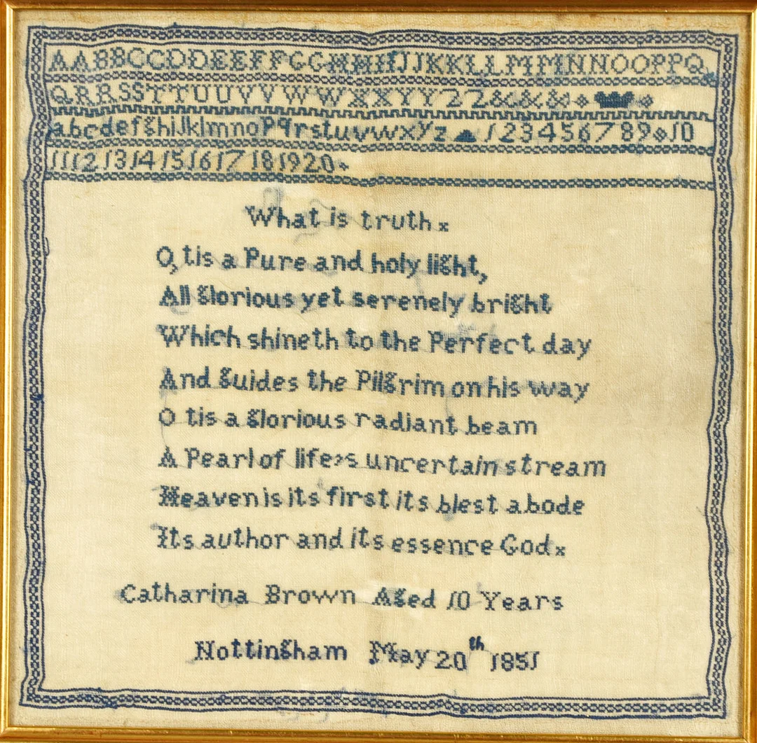 BRODERAD MÄRKDUK. Daterad 1851, England. — Textiles — Norrlands Auktionsverk