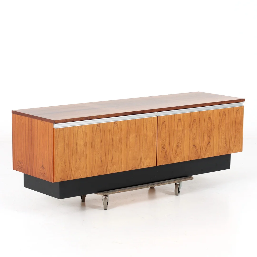 JAN OLE ERTZEID. Mediabänk, "Mambo", Bruksbo, Norge, 1970-tal. — Cupboards, Cabinets & Shelves — Stadsauktion Sundsvall