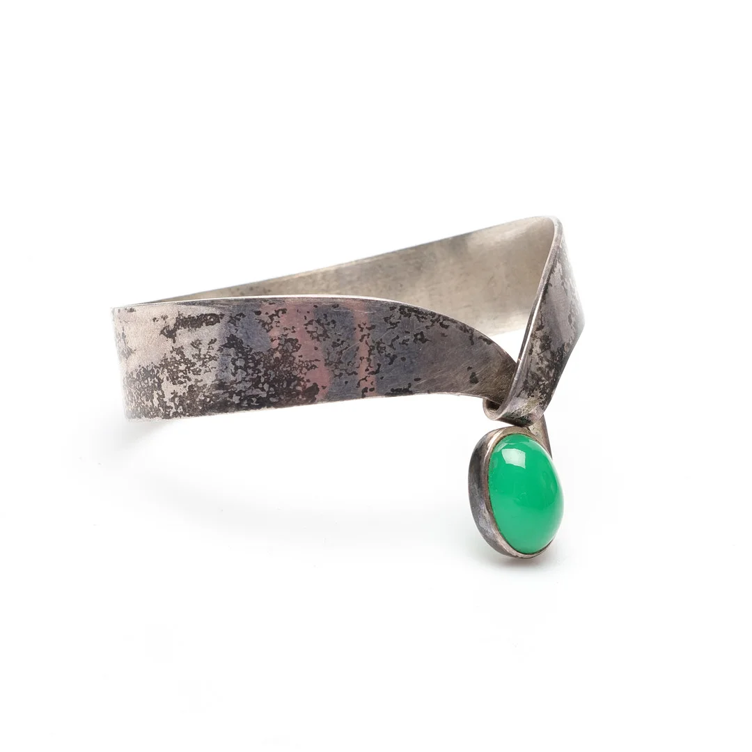 ARMRING, halvstel modell, silver med grön sten, Stigbert, Stockholm, 1972. Vikt ca 40 gram. — Bracelets — Gomér & Andersson Linköping