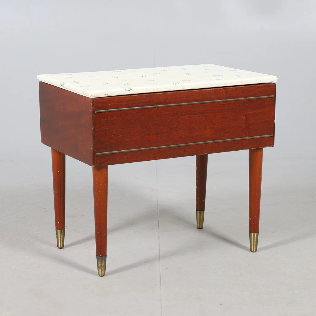 A VINTAGE SEWING BOX WITH CONTENTS. — Other — Lawrences Auctioneers