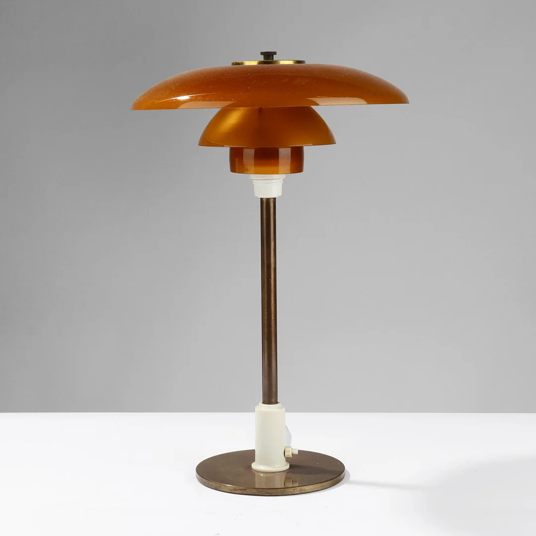 POUL HENNINGSEN. "PH 3/2", bordlampe af patineret messing med skærme af ravfarvet glas, Louis Poulsen, Danmark, 1940'erne. — Table Lamps — Palsgaard Kunstauktioner
