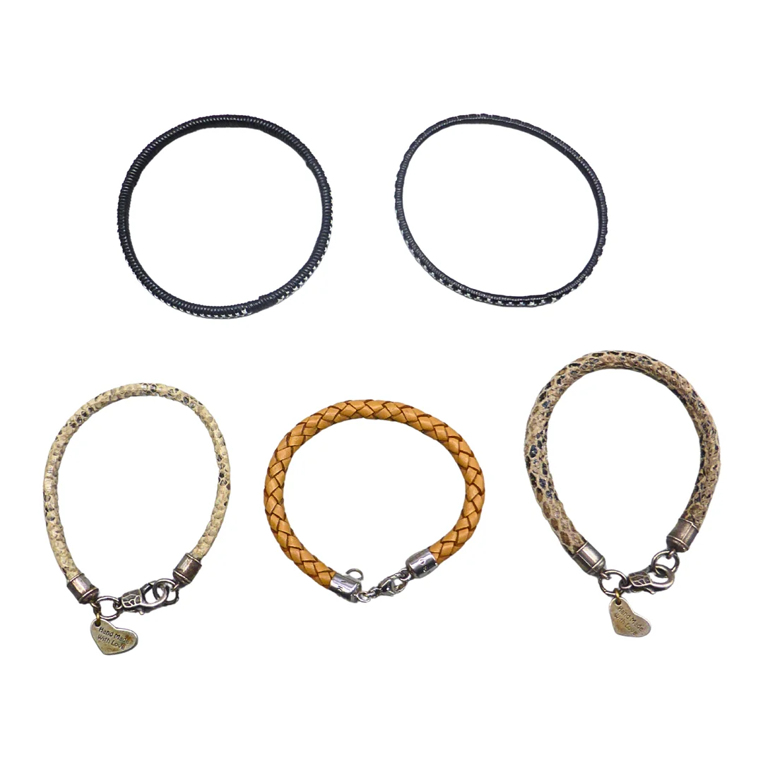 5-TEILIGES ARMBAND-SET MIT METALLVERSCHLÜSSEN. — Bracelets — Auktionshaus Stuber's Hammerschlag