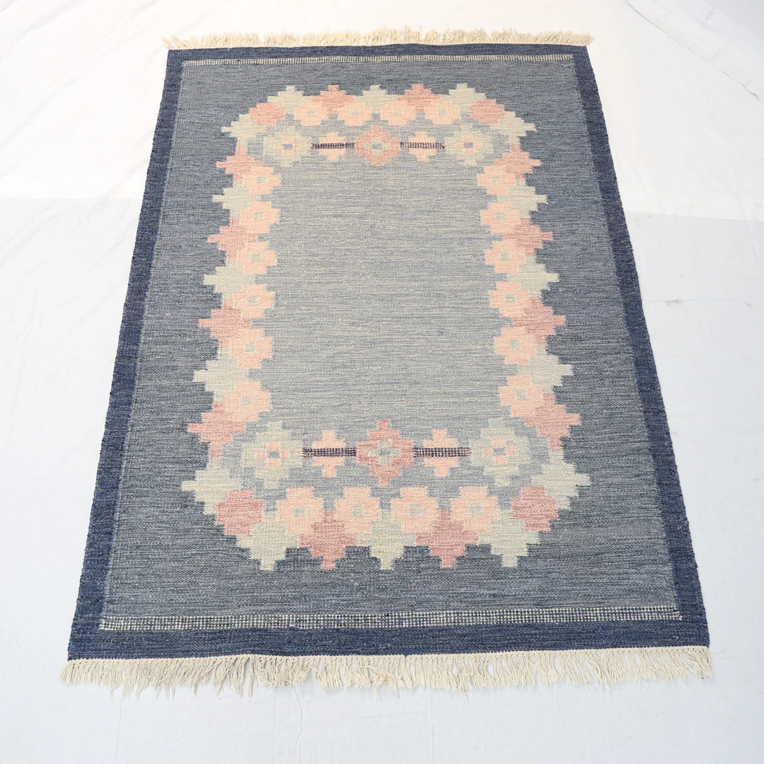 VÄVD MATTA, Röllakan, med floralt mönster. — Carpets — Falun Auktionsbyrå